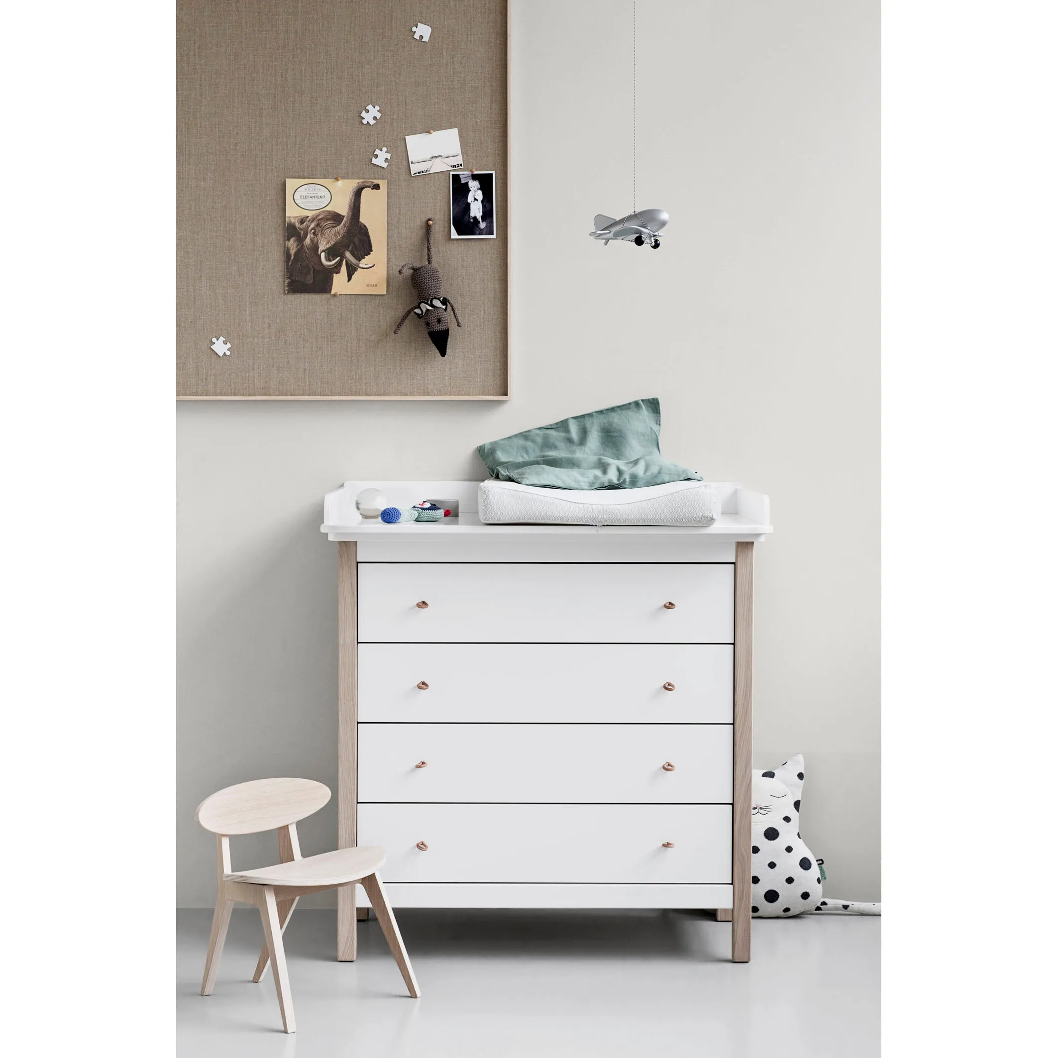 Oliver Furniture Wood Dresser 4 Drawers White/Oak (Pre-Order; Est. Delivery in 6-10 Weeks)