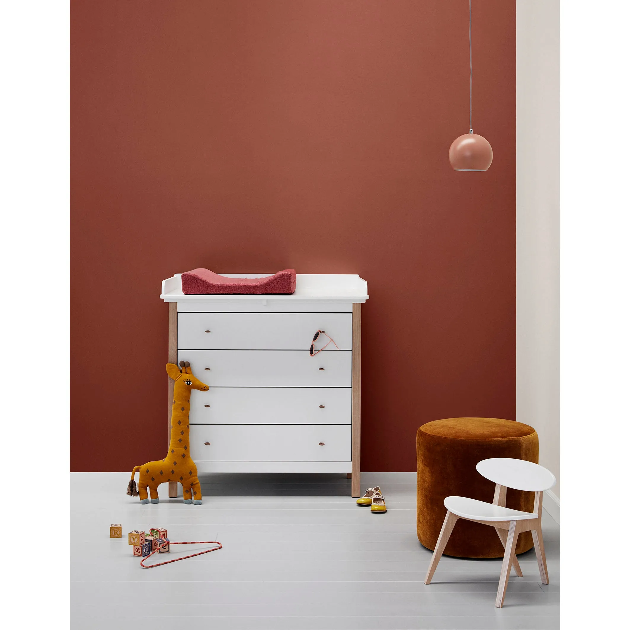 Oliver Furniture Wood Dresser 4 Drawers White/Oak (Pre-Order; Est. Delivery in 6-10 Weeks)