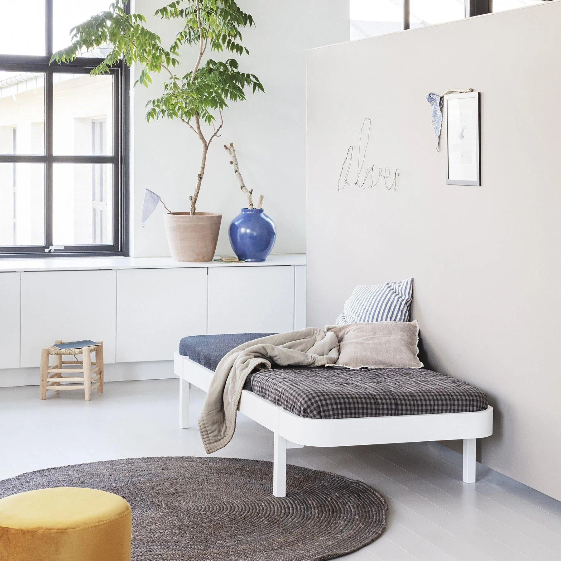 Oliver Furniture Wood Lounger Bed 90 - White (Pre-Order; Est. Delivery in 6-10 Weeks)