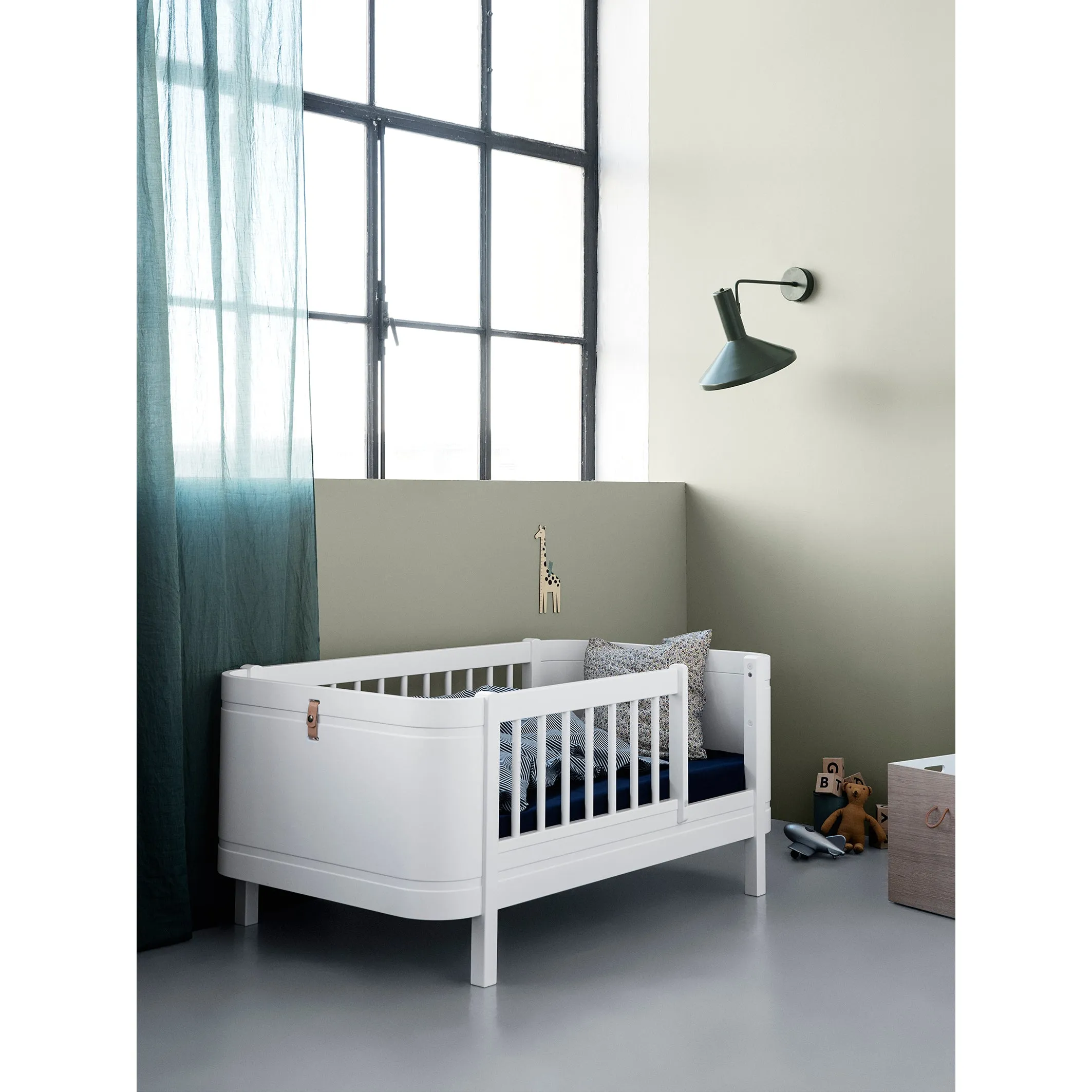 Oliver Furniture Wood Mini  Cot Bed (With Junior Conversion Kit) - White