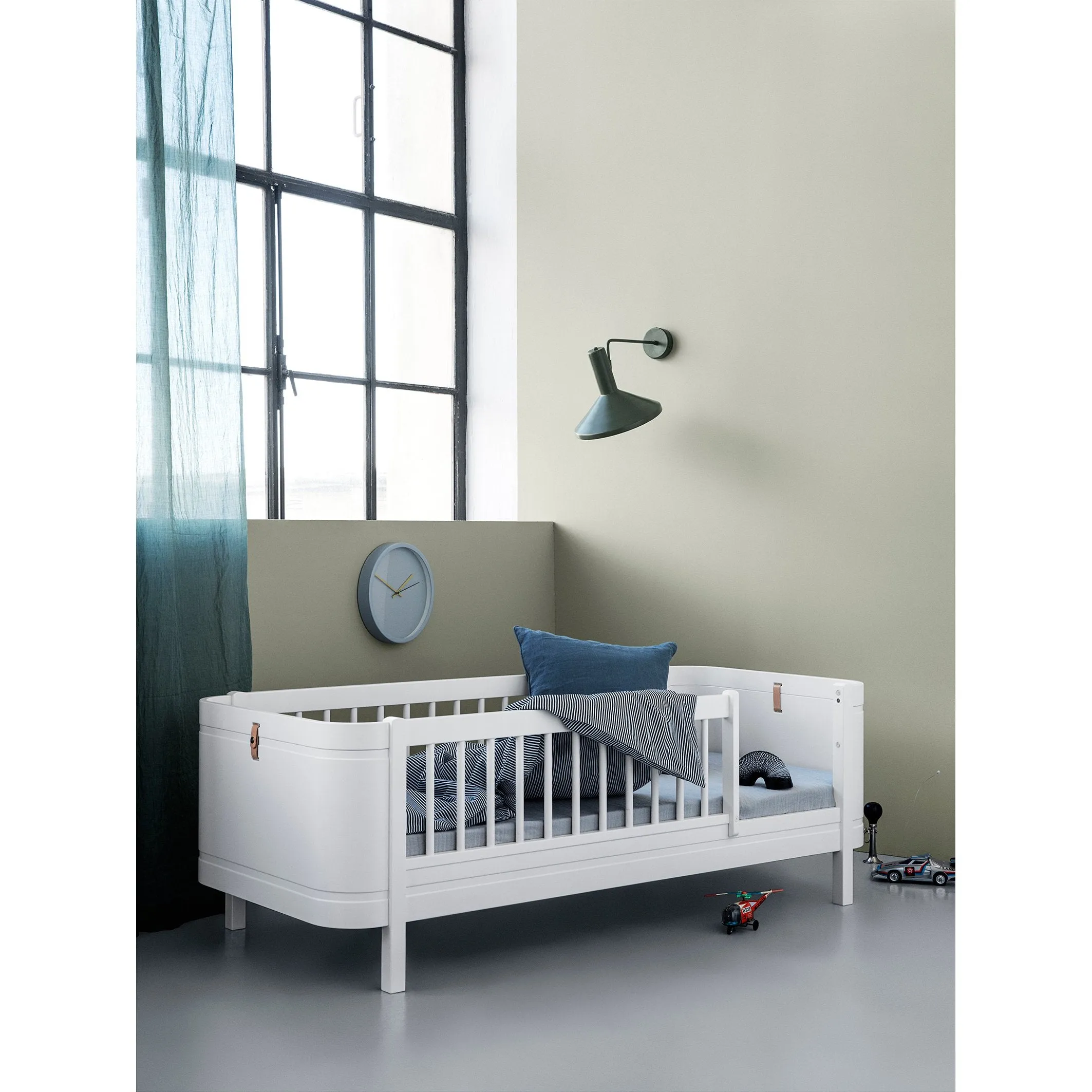 Oliver Furniture Wood Mini  Junior Bed White