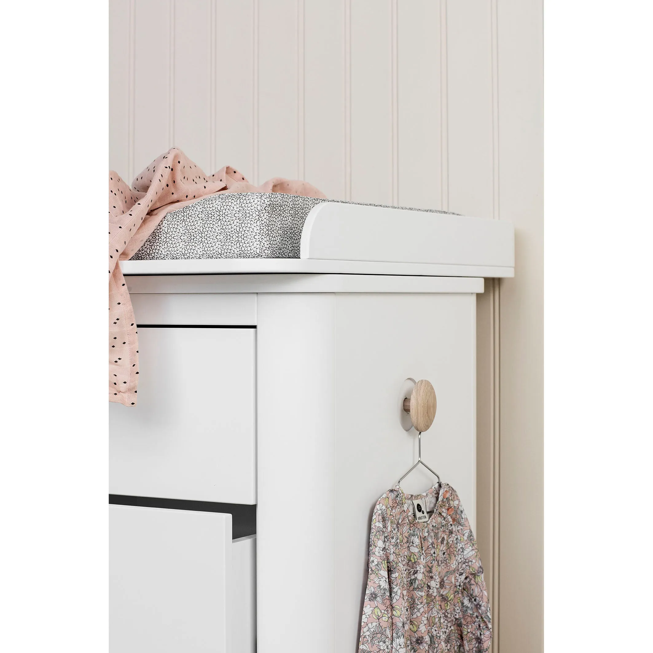 Oliver Furniture Wood Nursery Plate Small White for Wood Dresser 6 Drawers (Pre-Order; Est. Delivery in 6-10 Weeks)