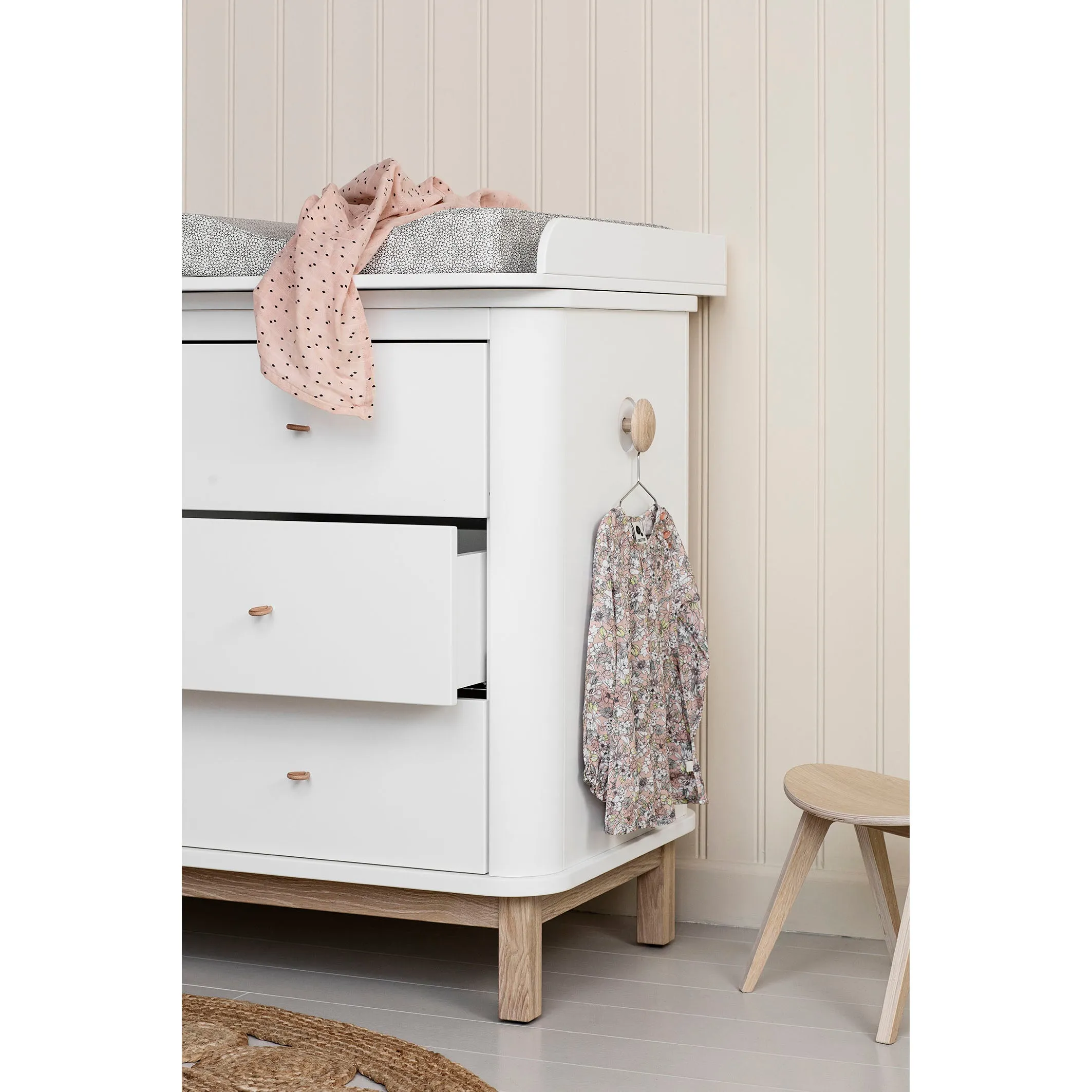 Oliver Furniture Wood Nursery Plate Small White for Wood Dresser 6 Drawers (Pre-Order; Est. Delivery in 6-10 Weeks)