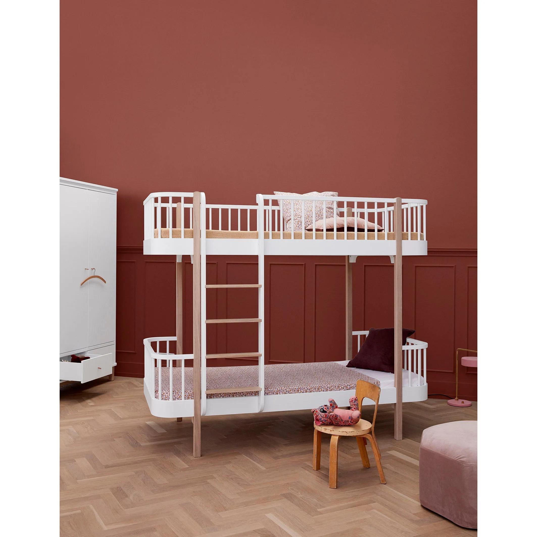 Oliver Furniture Wood Original Bunk Bed Ladder Front White (Pre-Order; Est. Delivery in 6-10 Weeks)