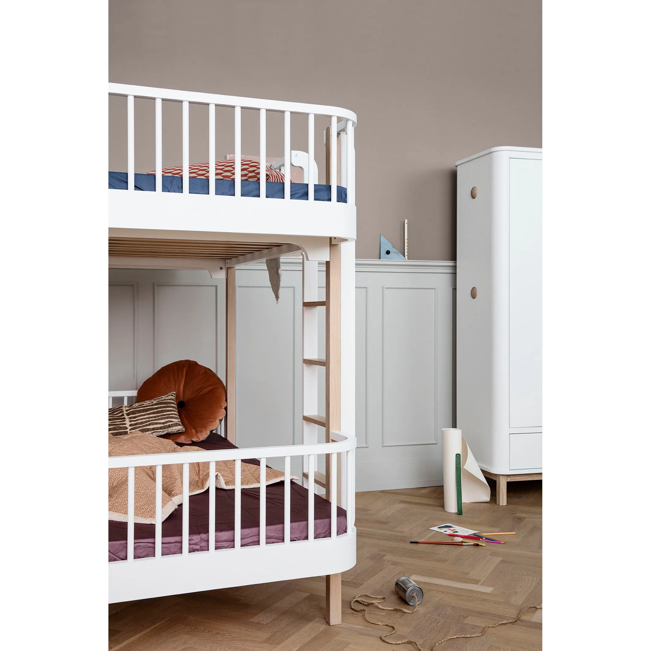 Oliver Furniture Wood Original Bunk Bed Ladder Front White (Pre-Order; Est. Delivery in 6-10 Weeks)