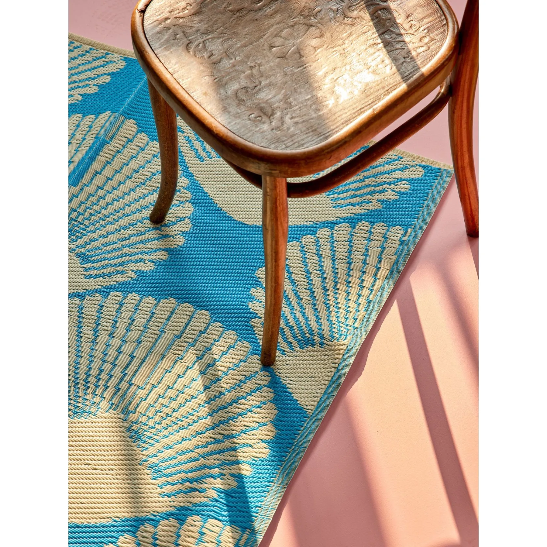 Rice DK Recycled Plastic Carpet with Blue Sea Shell Design
